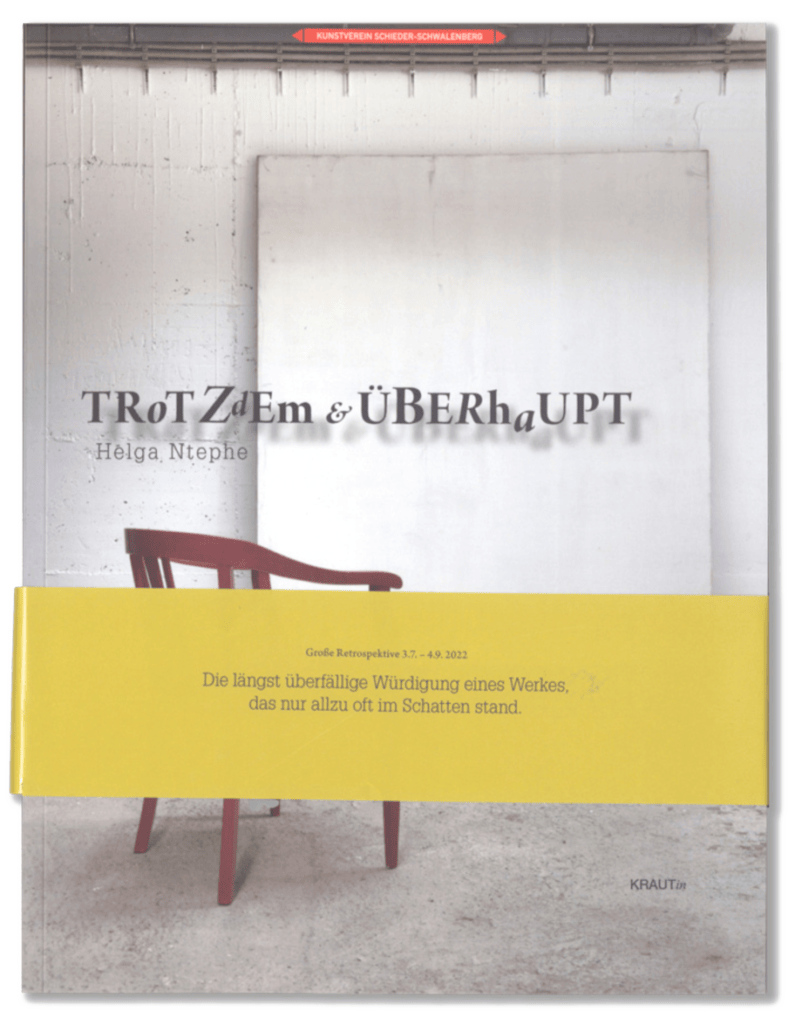 Katalog und Werkverzeichnis zu Helga Ntephes Retrospektive im Kunstverein Schieder-Schwalenberg, 2022 . Foto © M. Zellerhoff