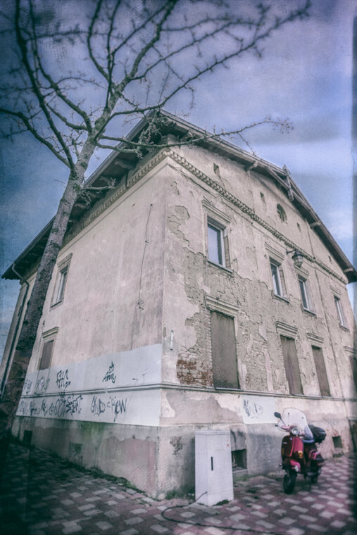 deutschLAND: NEBENdemGLEIS I . 2015 . pigment print - 10 Farben . Edition 5 . 106 x 80,6 cm