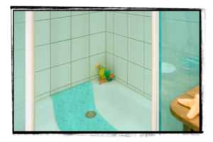 Geschossene Gesellschaft - Neukölln privat XII . 2009 . pigment print - 10 Farben . Edition 5 . 43 x 63 cm